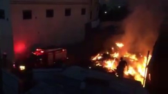 بالفيديو: حريق ضخم في مدينة اللد وطواقم الاطفائية تنجح في السيطرة عليه 